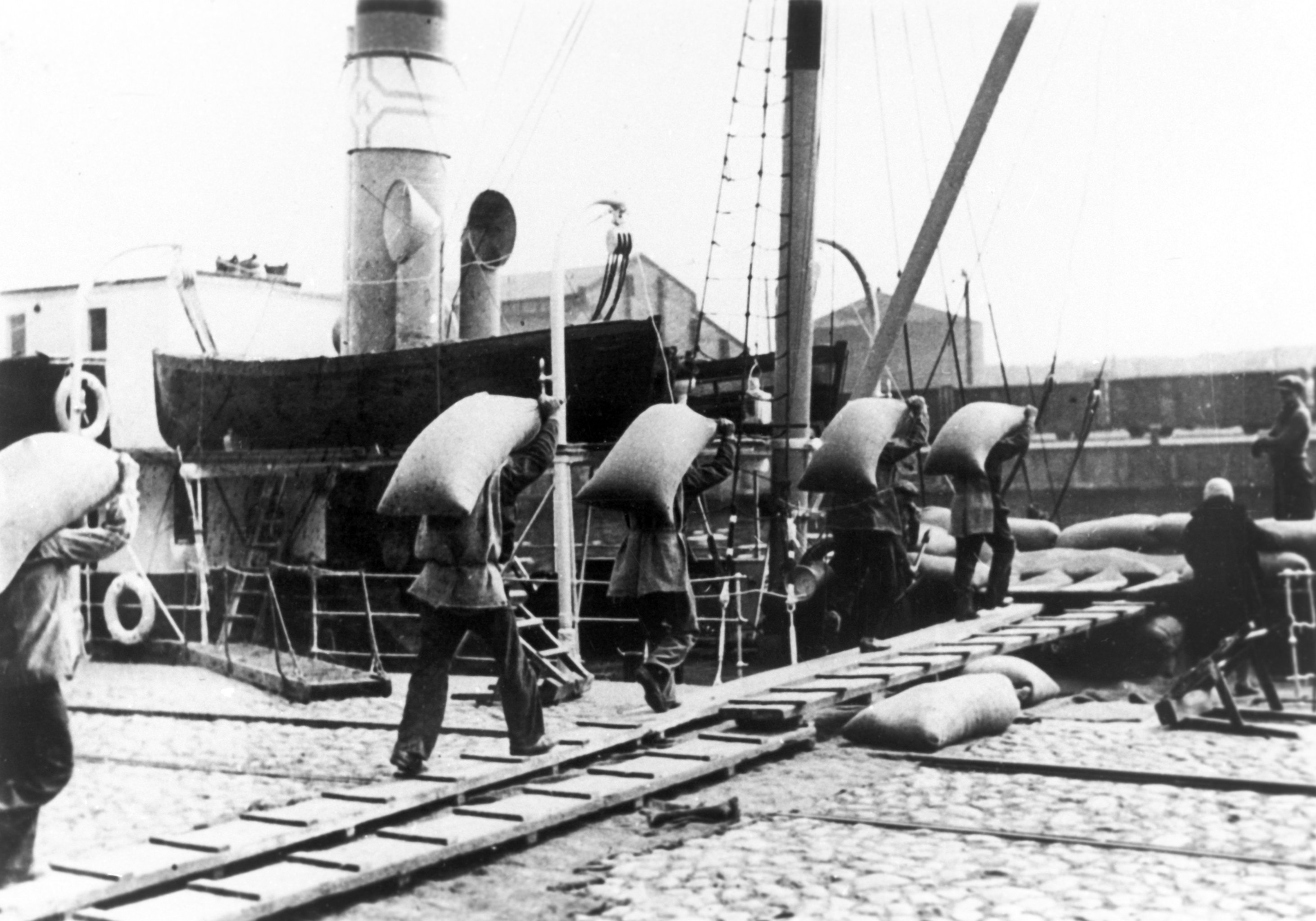 Таллинские портовые рабочие на погрузке судна. 1930-е годы.
