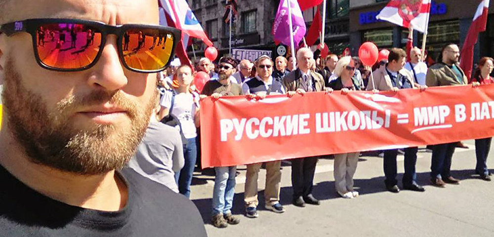 Рэй Рижский на массовом шествии в защиту русских школ в Латвии 