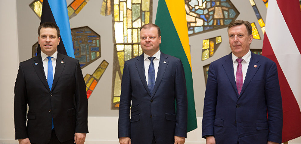 Премьер-министр Эстонии Юри Ратас, премьер-министр Литвы Саулюс Сквернялис, премьер-министр Латвии Марис Кучинскис (слева направо)