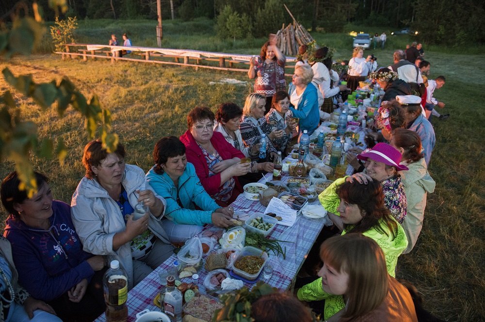 Жители деревни Бобровка Омской области РФ отмечают национальный латышский праздник Лиго.