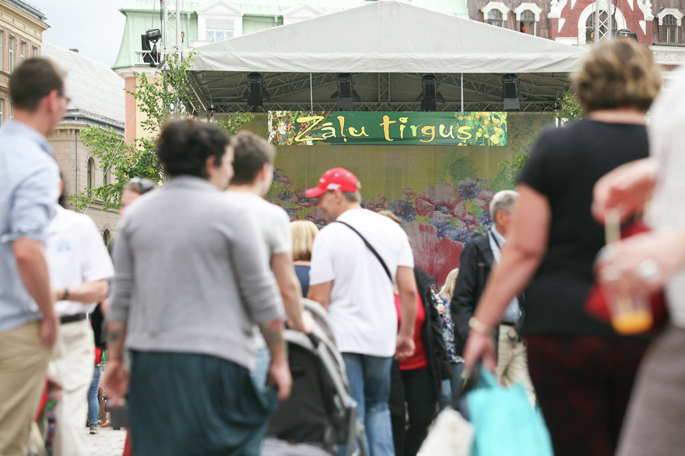 Травяная ярмарка на Домской площади. 