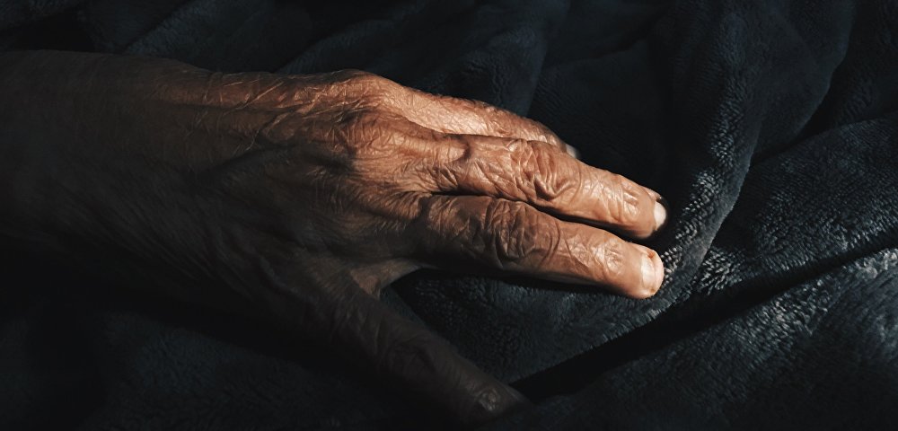 Рука пожилого человека 