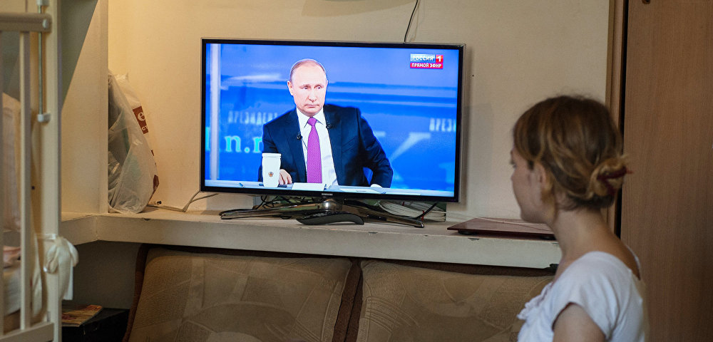 Мама с ребенком смотрит трансляцию "Прямой линии с Владимиром Путиным"