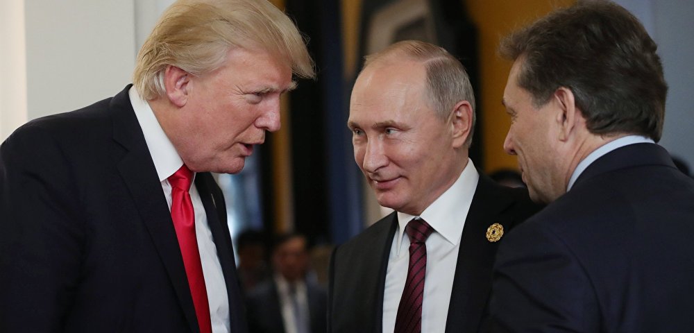 Президент РФ Владимир Путин и президент США Дональд Трамп на саммите АТЭС