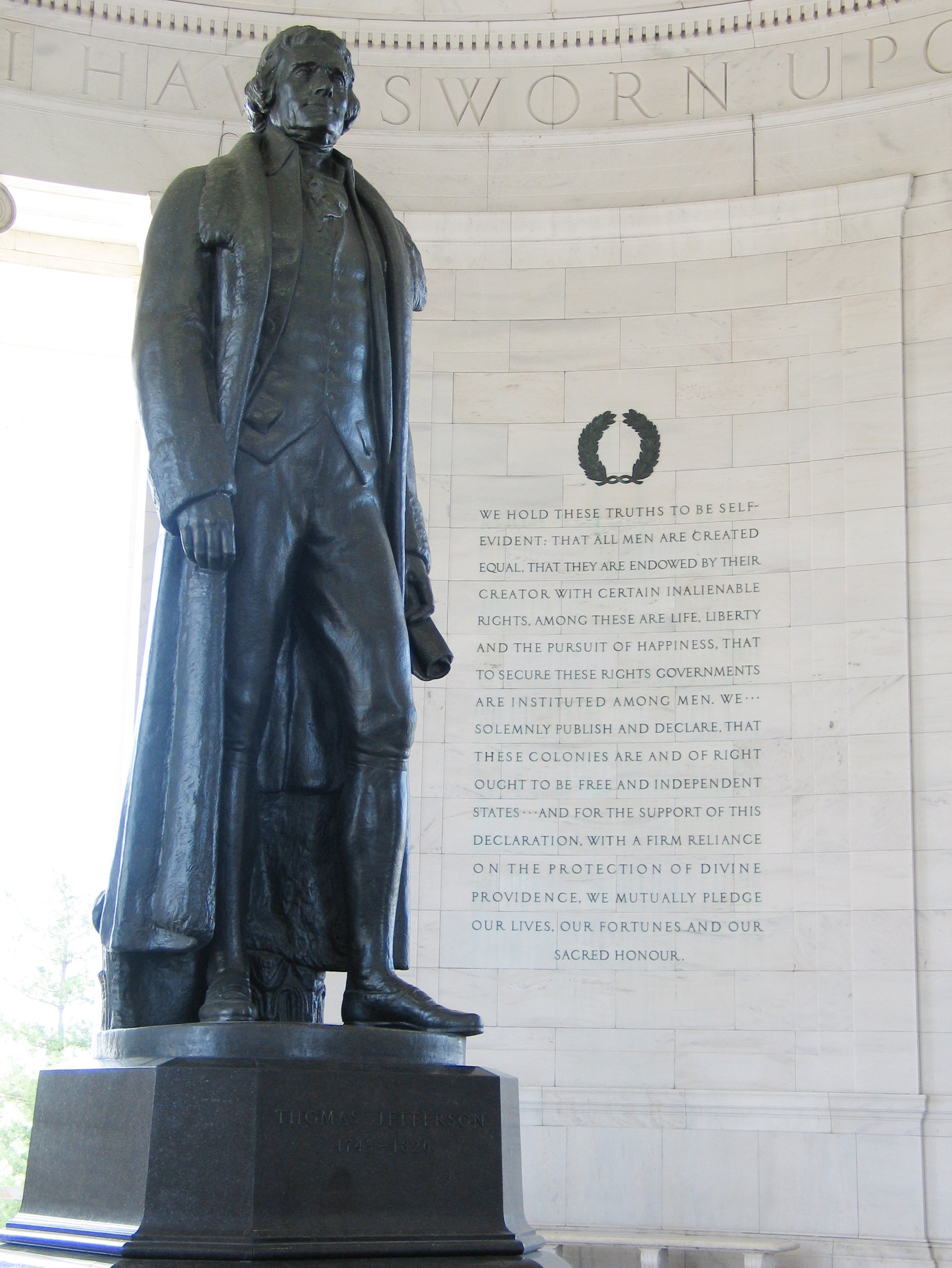 Памятник Томасу Джефферсону в Вашингтоне. На стене — вступительная часть Декларации о независимости США 