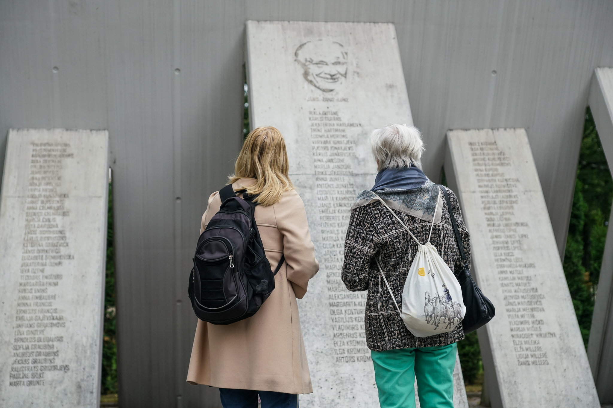 У памятника Жанису Липке