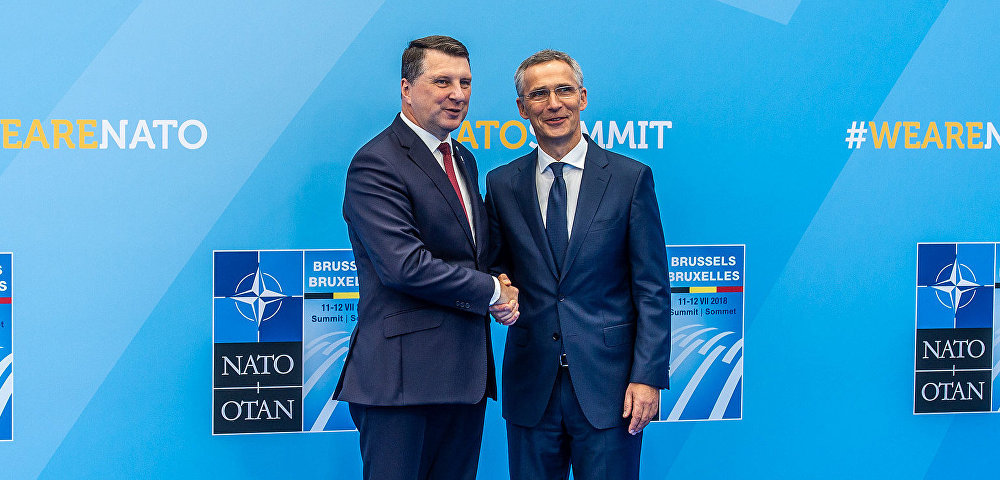 Президент Латвии Раймонд Веджонис (слева) и Генеральный секретарь НАТО Йенс Столтенберг (справа) на саммите НАТО 11 и 12 июля 2018