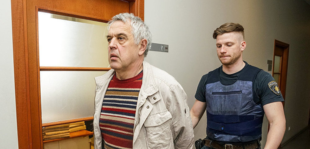 Александр Гапоненко перед залом суда