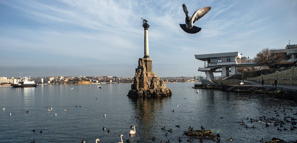 Вид на памятник Затопленным кораблям в Севастополе