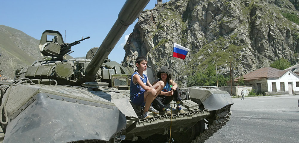 Военный конфликт в Южной Осетии. Российский танк в пригороде Цхинвали, 10 августа 2008