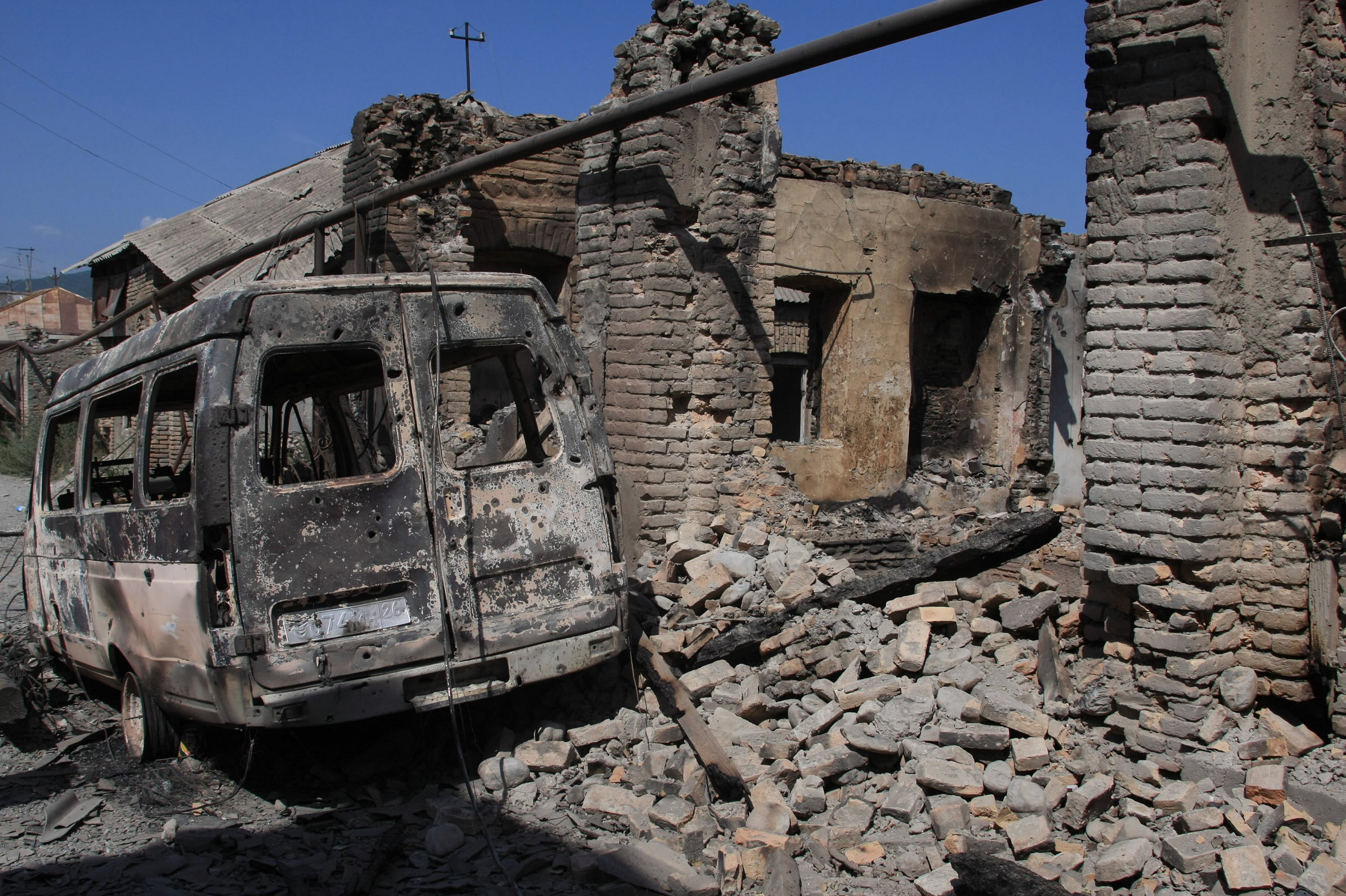 Разрушенные дома в городе Цхинвали, подвергшемся нападению грузинских войск, 13 августа 2008