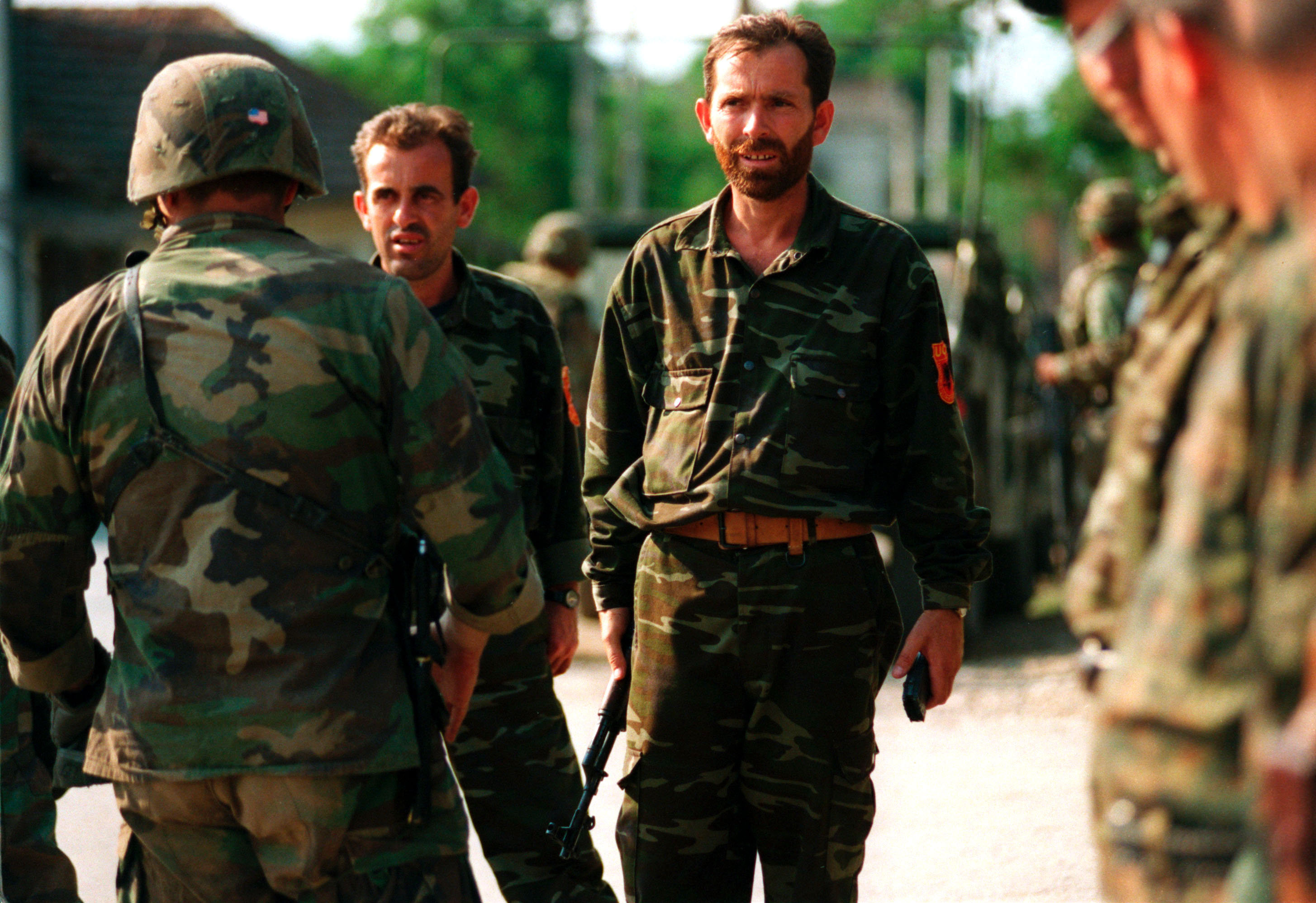 Члены Армии освобождения Косово передают свое оружие морским пехотинцам США