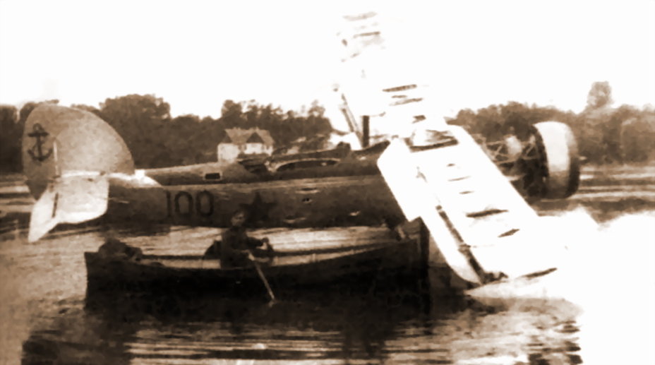Морской «Фейри Сил» (серийный №100), ранее принадлежавший 8-й эскадрилье латвийских ВВС, в июне 1941 года попавший под удар немецкой авиации на озере Кишэзерс под Ригой