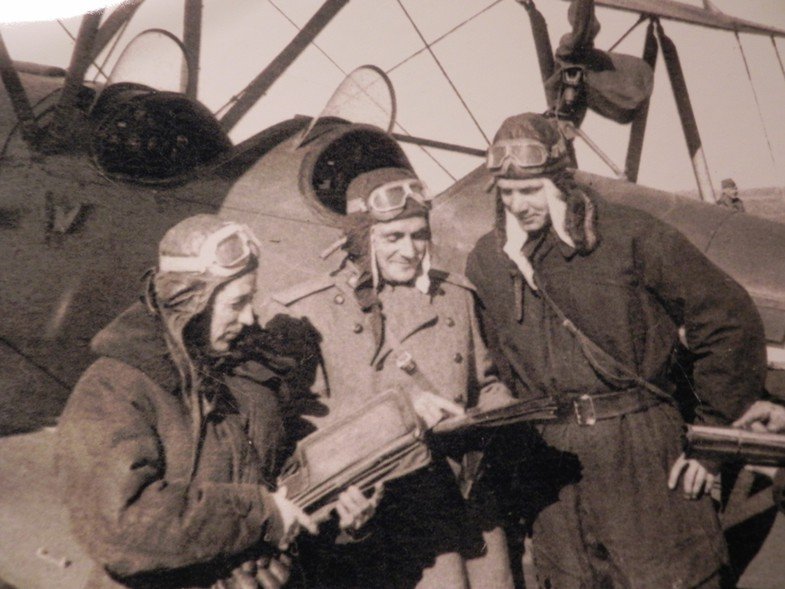  1-й Латышский ночной бомбардировочный авиационный Режицкий полк. Слева направо: Н. И. Седых, И. А. Грикит, П. Е. Эльвих и П. Ф. Харчихин.
