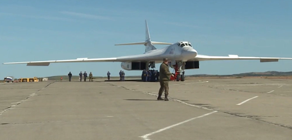 Ракетоносцы Ту-160 впервые приземлились на Чукотке