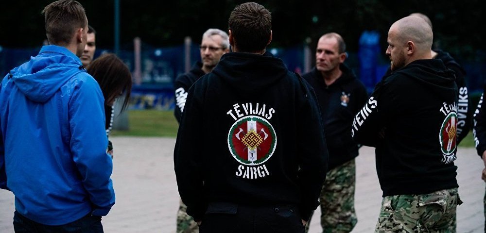 Члены радикальной националистической группировки Tēvijas sargi (Стражи Отечества)