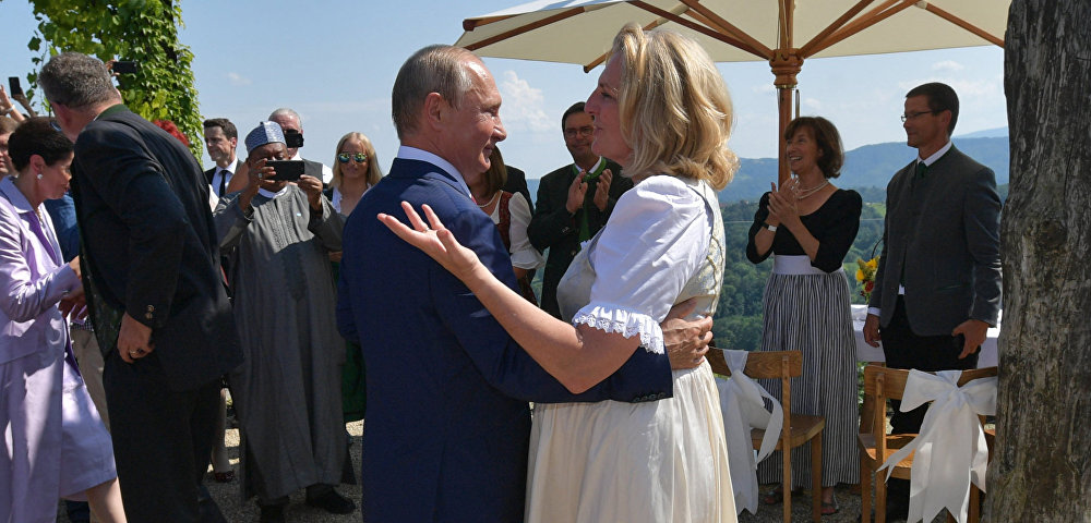 Президент РФ Владимир Путин танцует с министром иностранных дел Австрии Карин Кнайсль на ее свадьбе с финансистом Вольфгангом Майлингером, 18 августа 2018