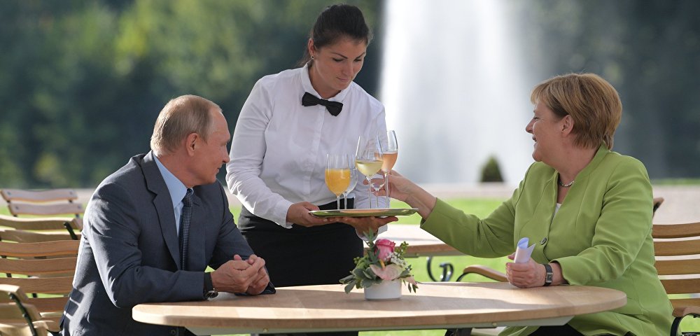 РабоПрезидент РФ Владимир Путин и федеральный канцлер ФРГ Ангела Меркель во время встречи в резиденции правительства ФРГ Мезеберг, 18 августа 2018