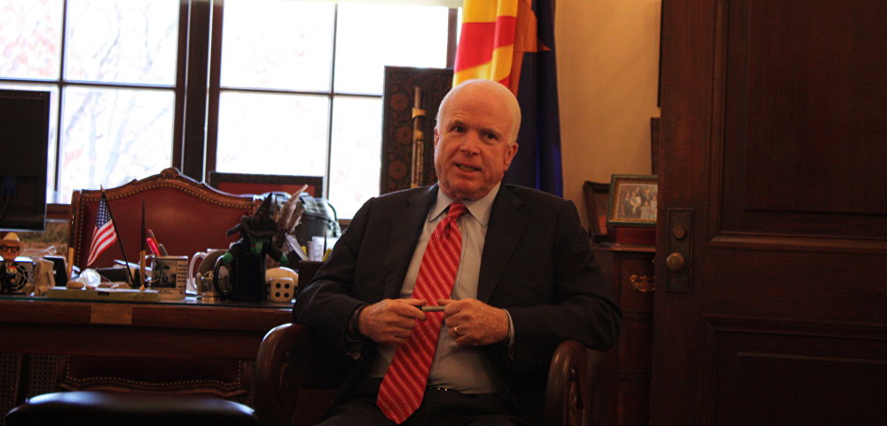  Джон Маккейн в своем офисе в Сенате, ноябрь 2010 года