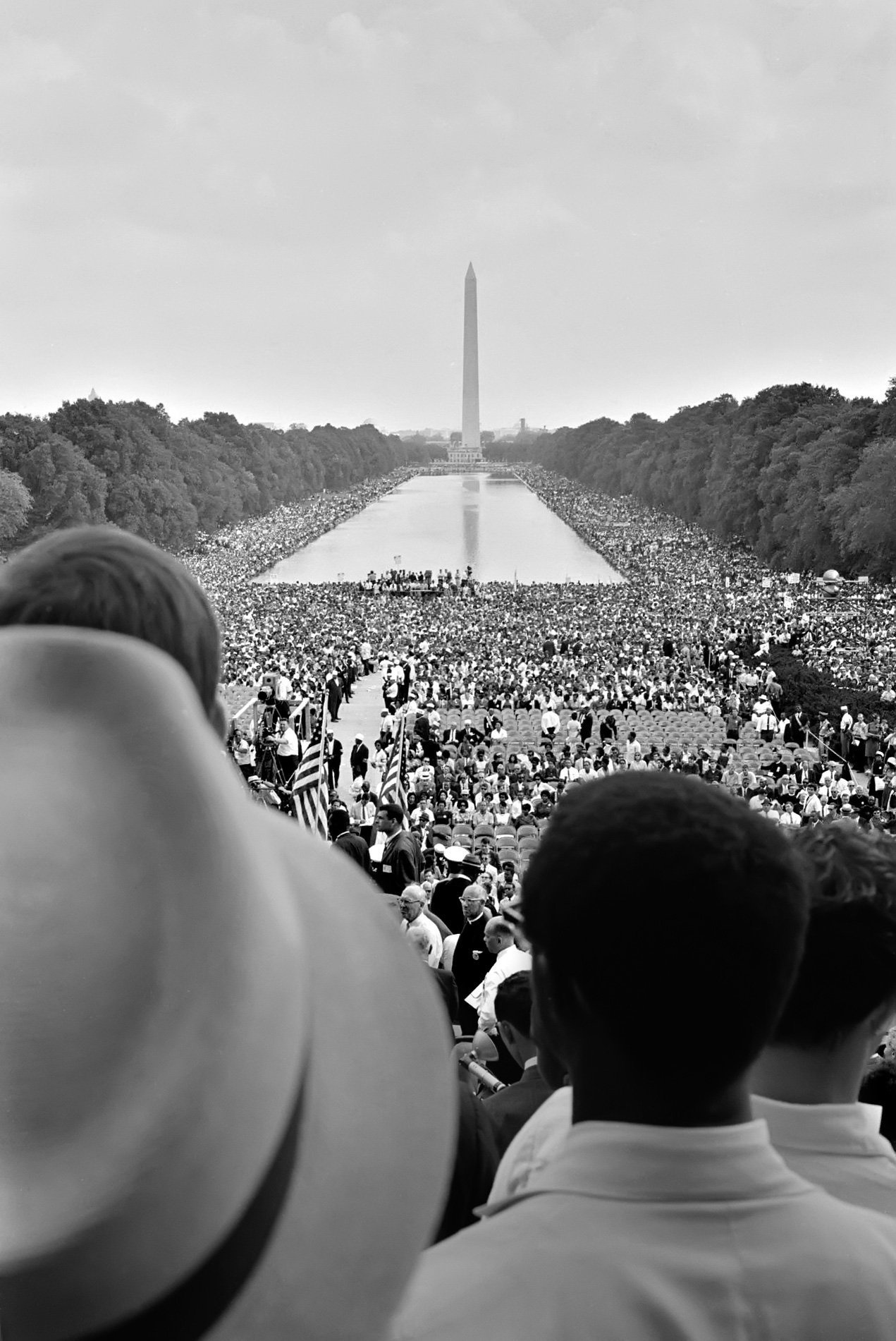 Сторонники Мартина Лютера Кинга слушают его выступление во время Марша на Вашингтон, 28 августа 1963 года