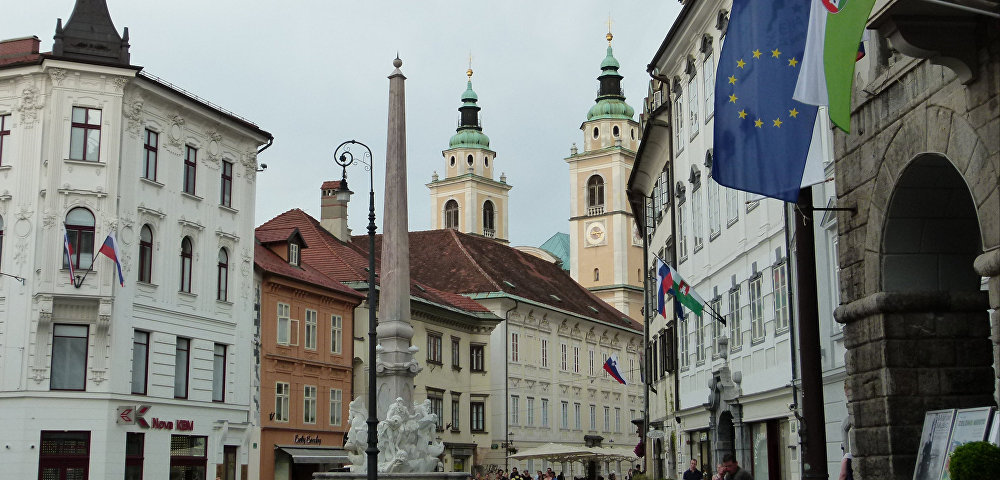 Фонтан трех Карниольских рек на городской площади в столице Словении Лябляне
