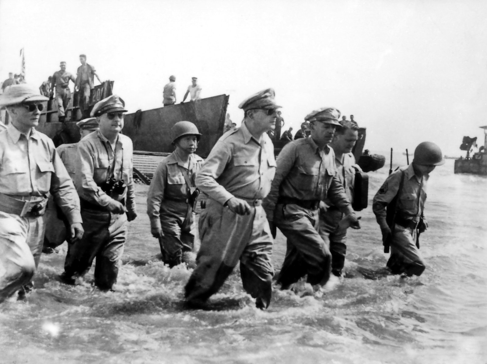 Дуглас Макартур и другие американские солдаты высаживаются на пляже Пало, Лейте, 20 октября 1944.
