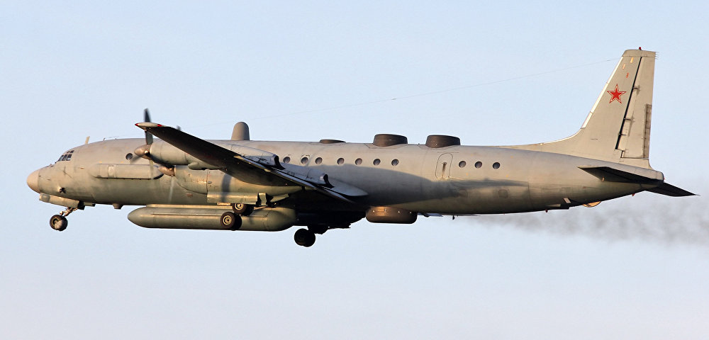 Архивное фото военного самолета Ил-20