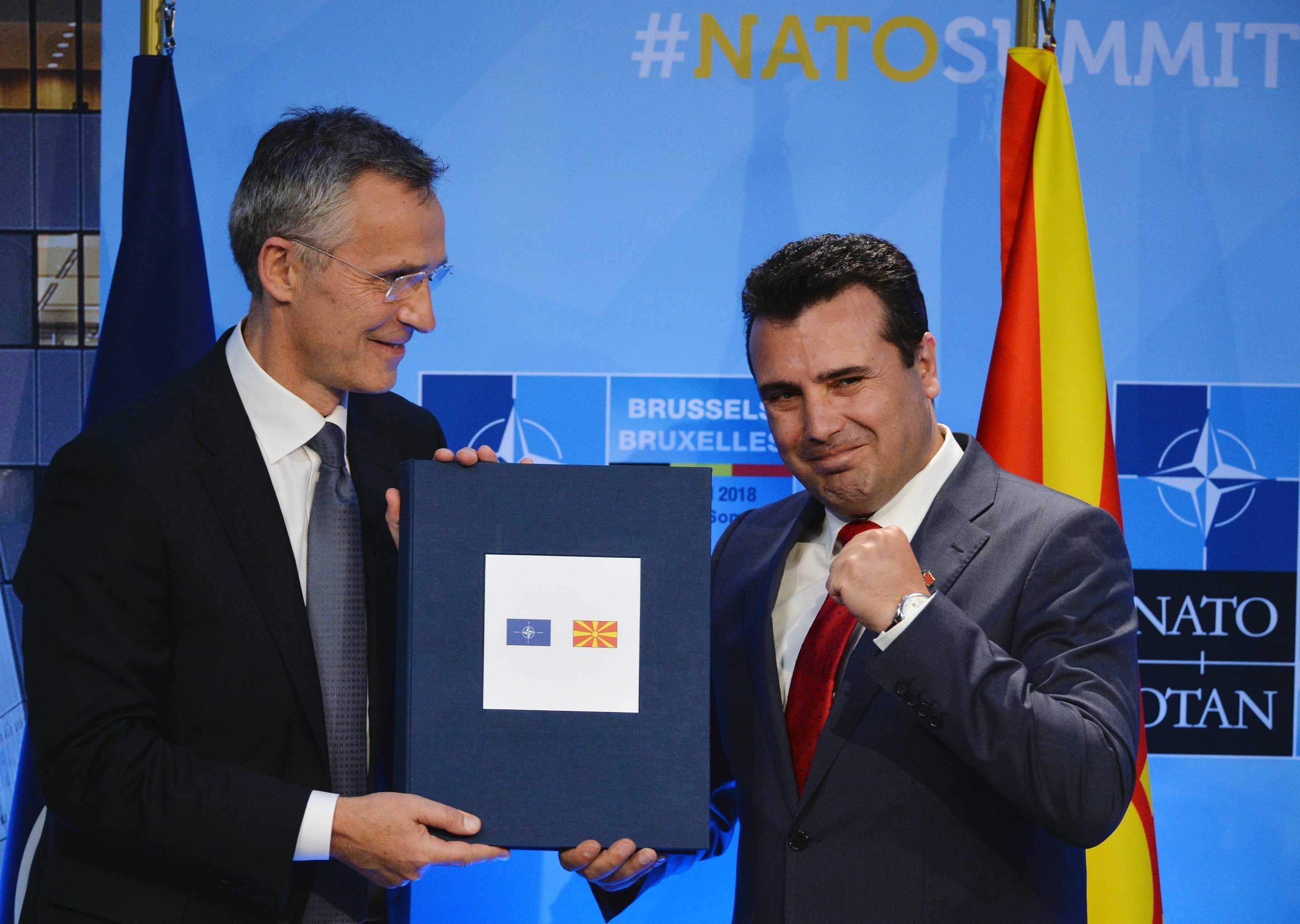 Генеральный секретарь НАТО Йенс Столтенберг (слева) и премьер-министр Македонии Зоран Заев на саммите глав государств и глав правительств стран-участниц НАТО в Брюсселе