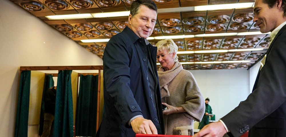 Президент Латвии Раймондс Вейонис голосует на парламентских выборах в Латвии