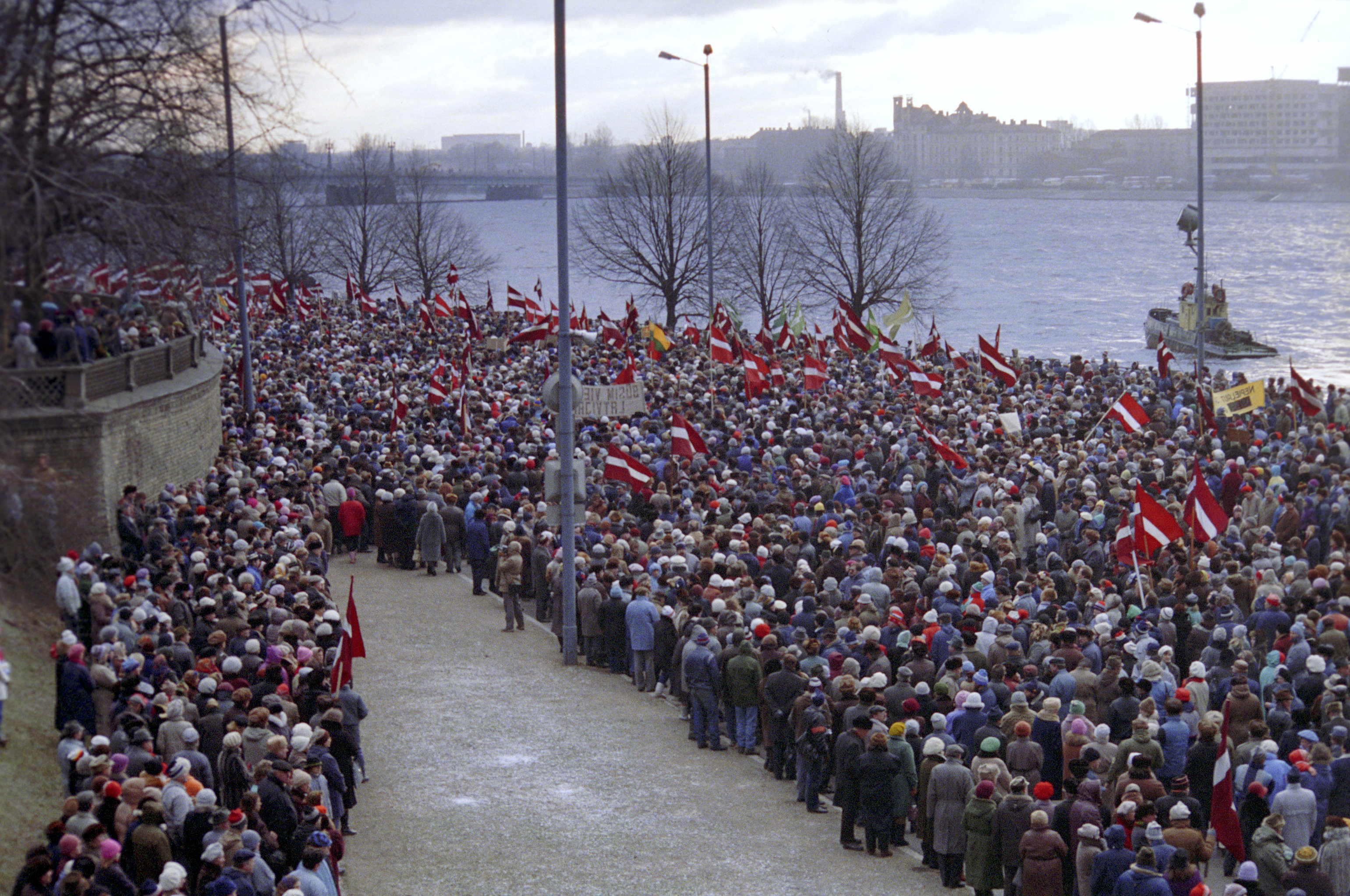 Митинг, организованный Народным фронтом Латвии против военных действий в Вильнюсе 13 января. На набережной в Риге, 13 января 1991 года