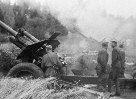 Советские артиллеристы ведут огонь по немецким позициям во время Великой Отечественной войны, Латвия, октябрь 1944 года