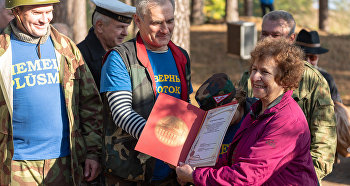 Вручение Татьяной Жданок почётной грамоты команде "Северный поток" за 10-летнее участие в в форсировании Киш-озера