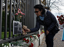 Рижане несут цветы к посольству России в Риге, в память о жертвах трагедии в Керчи