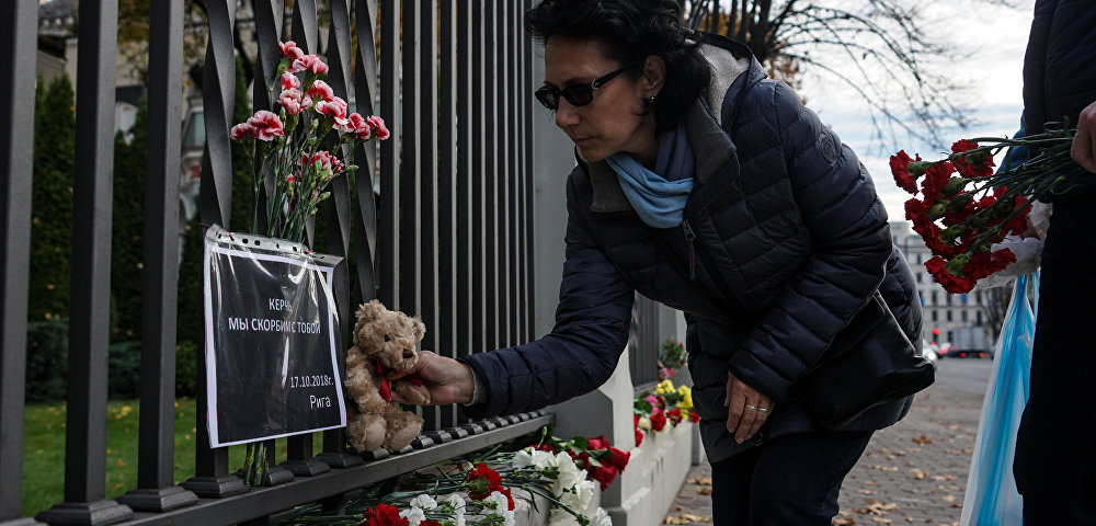 Рижане несут цветы к посольству России в Риге, в память о жертвах трагедии в Керчи