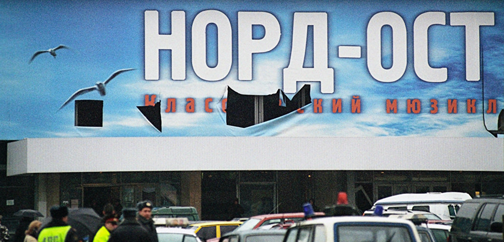 Афиша мюзикла "Норд-Ост" на здании театрального центра на Дубровке, которое захватили чеченские террористы в октябре 2002 года.