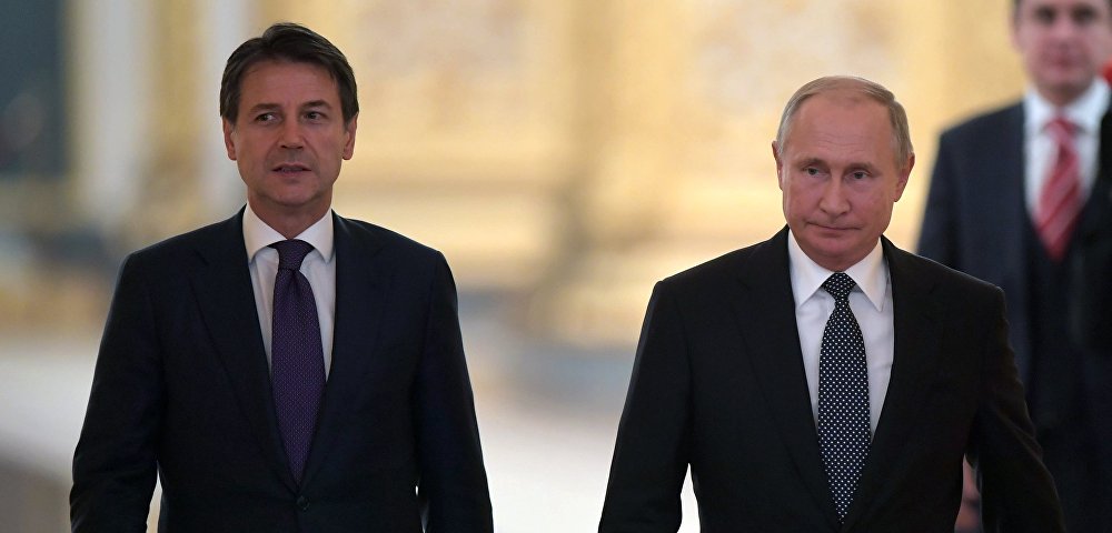 24 октября 2018. Президент РФ Владимир Путин и премьер-министр Италии Джузеппе Конте (слева) во время совместной пресс-конференции по итогам встречи.