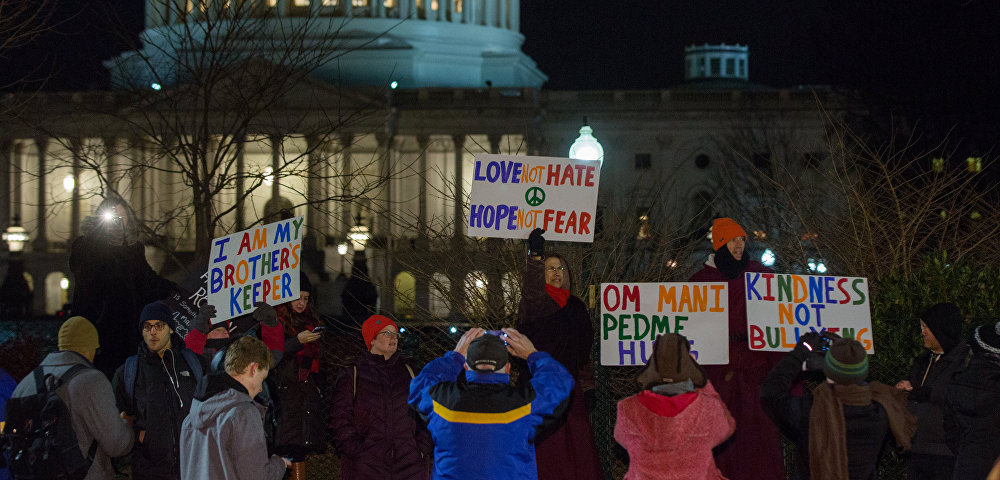 Участники митинга против указа президента США Дональда Трампа об эмигрантах в Вашингтоне, 30 января 2017 года