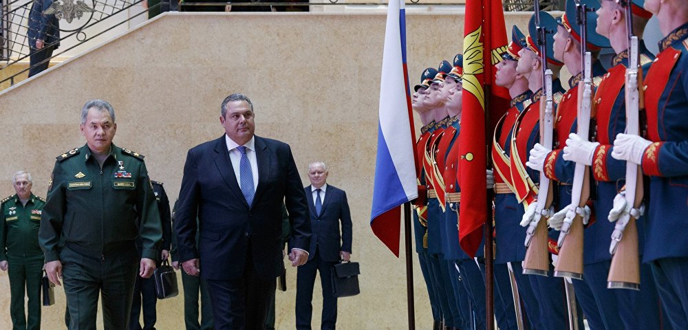 Министр обороны России генерал армии Сергей Шойгу и министр обороны Греции Панос Камменос (слева направо) на встрече в Москве