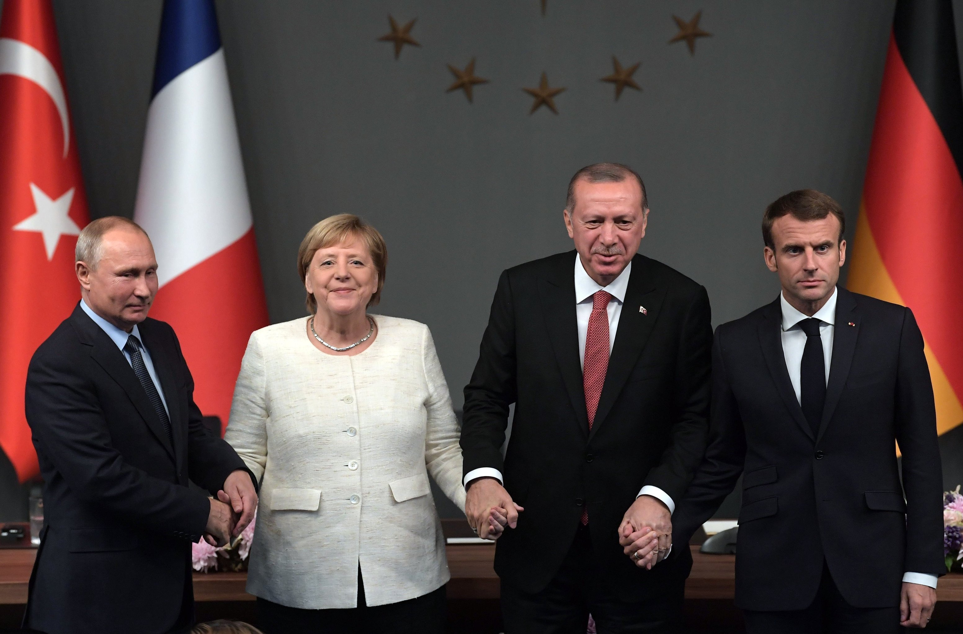 Президент РФ Владимир Путин, федеральный канцлер ФРГ Ангела Меркель, президент Турции Реджеп Тайип Эрдоган (второй справа) и президент Франции Эммануэль Макрон (справа),27 октября 2018