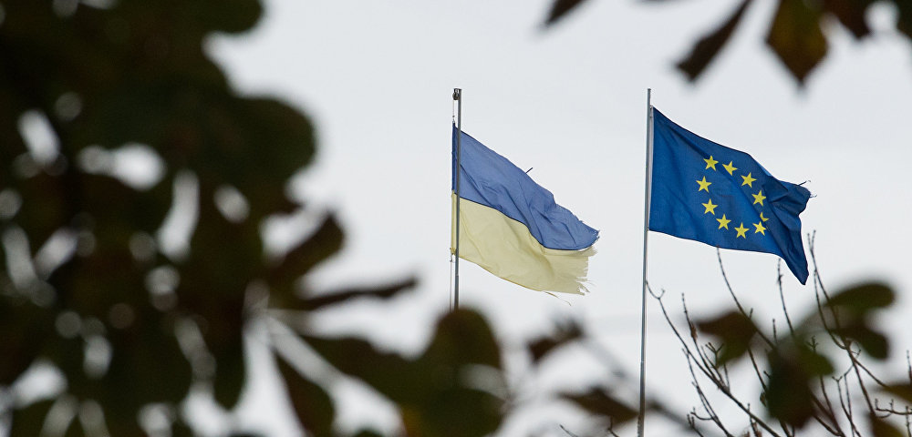 Флаги Украины и Европейского союза на одной из улиц Киева