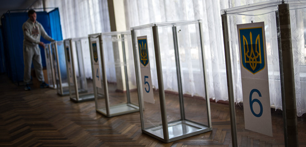Урны для голосования на одном из избирательных участков в Киеве. Архивное фото