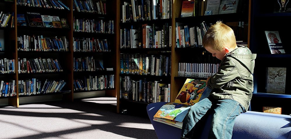 Ребенок в библиотеке