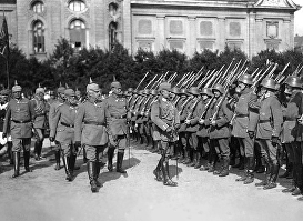 Германский император Вильгельм II и генерал-фельдмаршал Леопольд Баварский инспектируют солдат в захваченной германскими войсками Риге. Эспланада — 7 сентября 1917 года