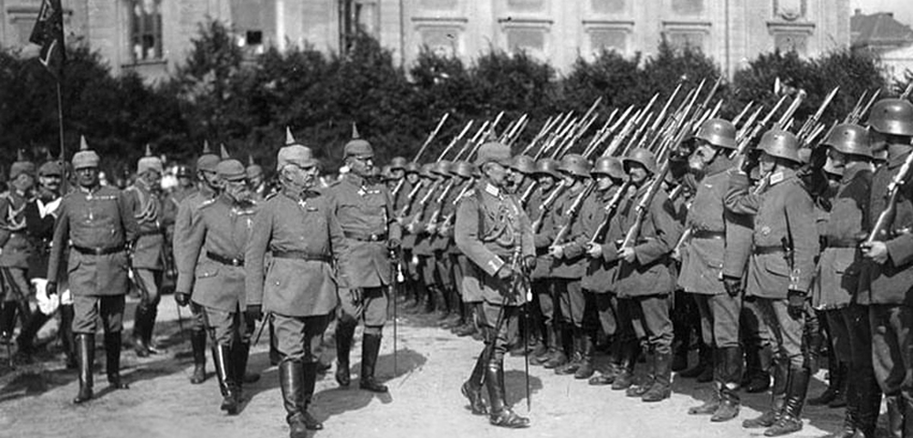 Германский император Вильгельм II и генерал-фельдмаршал Леопольд Баварский инспектируют солдат в захваченной германскими войсками Риге. Эспланада — 7 сентября 1917 года