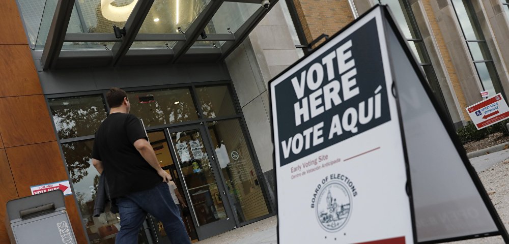 Стенд "Голосовать здесь" на улице перед публичной библиотекой во время голосования в городе Вашингтоне