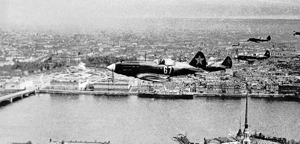 Звено советских истребителей пролетает над Петропавловской крепостью в Ленинграде, 1941 год