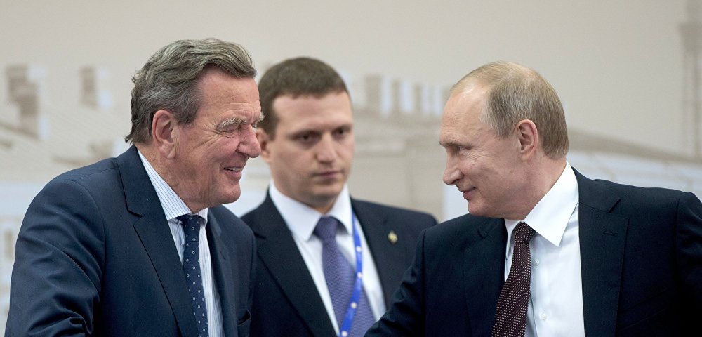 Президент России Владимир Путин (справа) и экс-канцлер ФРГ Герхард Шредер (слева) во время встречи в рамках XX Петербургского международного экономического форума, 17 июня 2016
