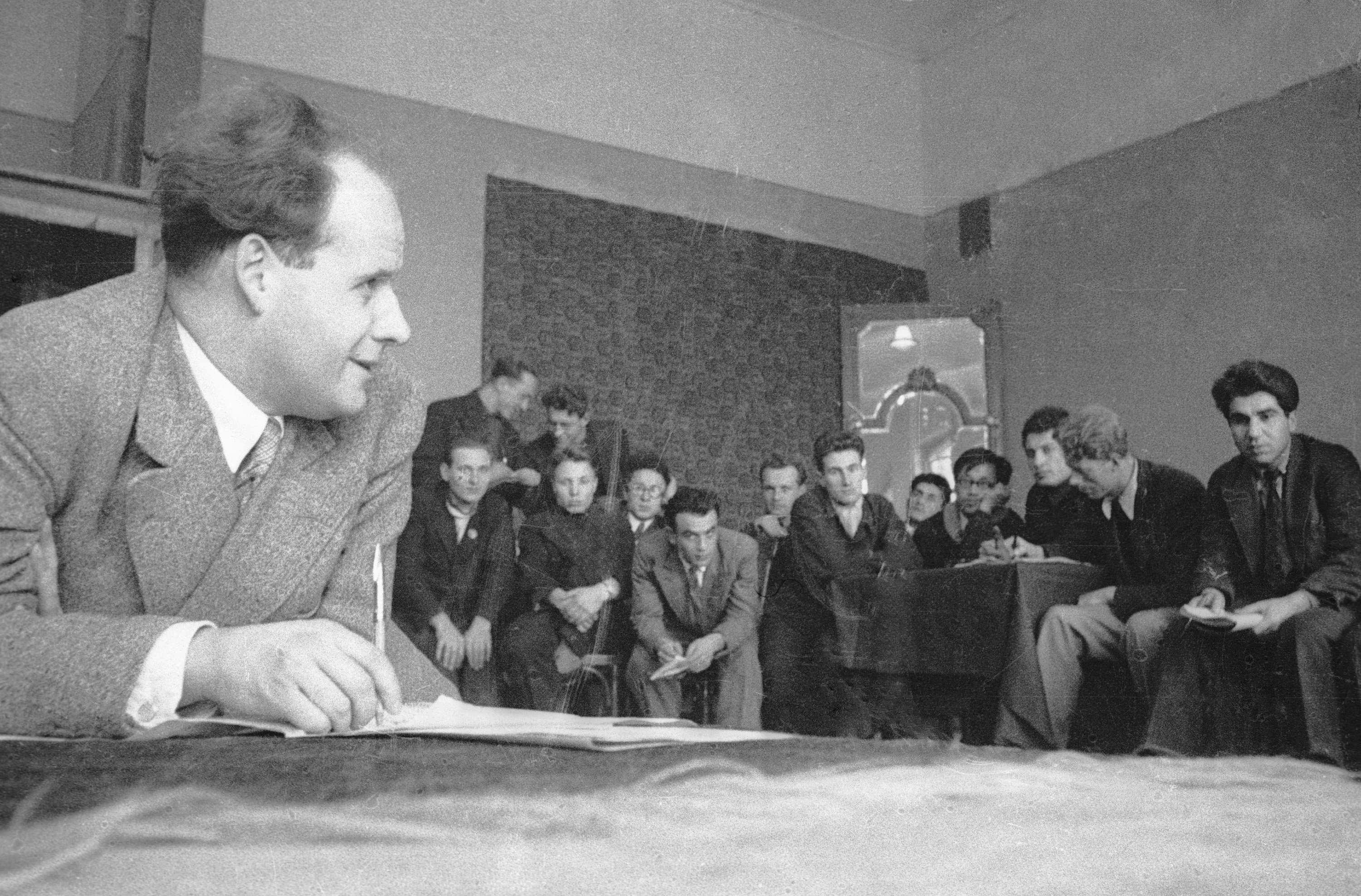 Сергей Эйзенштейн читает лекцию студентам Всесоюзного государственного института кинематографии (ВГИК)