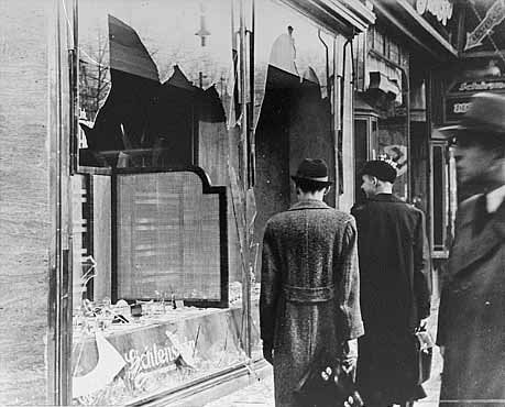 "Хрустальная ночь". Разбитые витрины, 10 ноября 1938 года