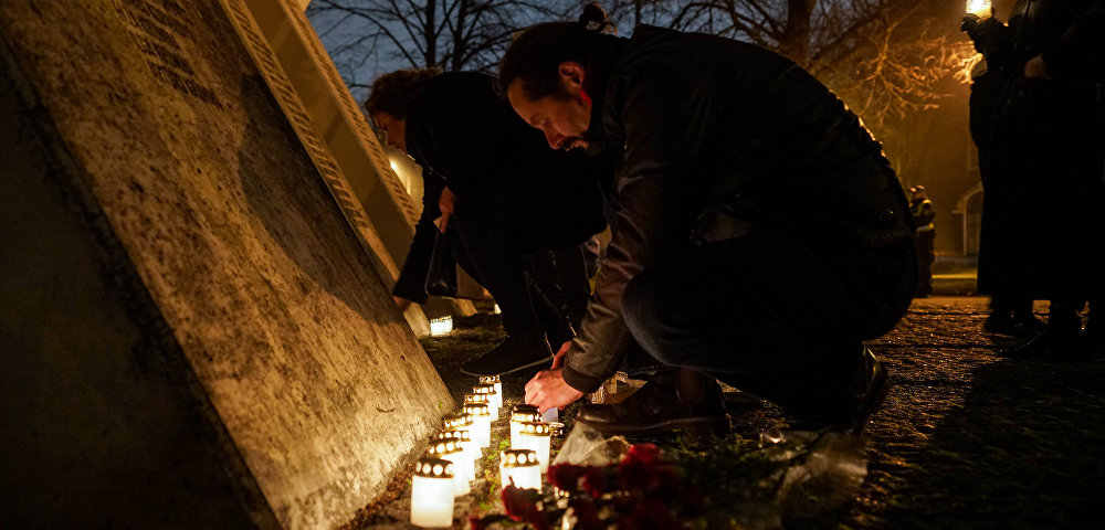 Свечи у памятника Жанису Липке и всем спасителям евреев